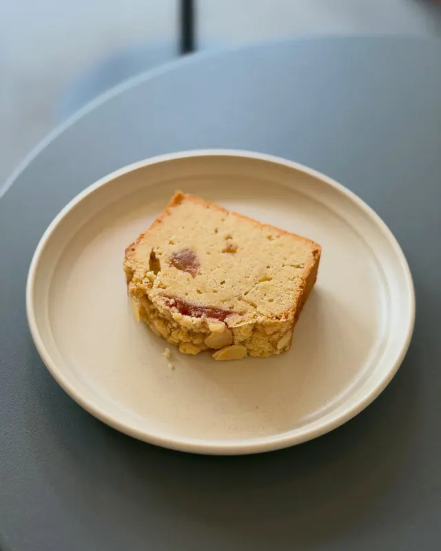 生成りの皿にのった、いちじくジャムを使った焼き菓子